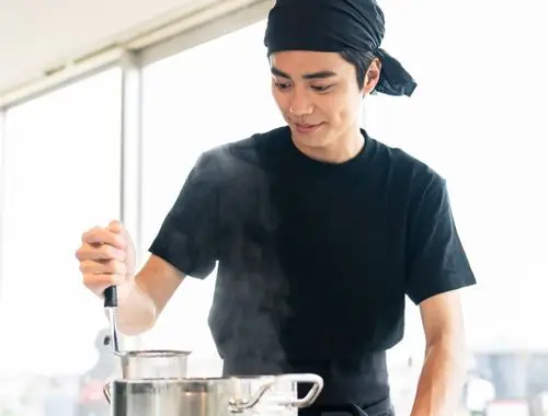 おいしさと笑顔を届けるために、調理するスタッフ